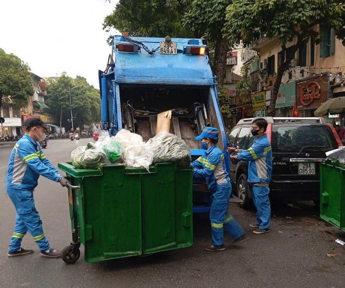 Lượng rác thải dịp Tết tăng lên đột biến, công nhân môi trường phải làm việc nỗ lực hơn ngày thường (Ảnh KT)