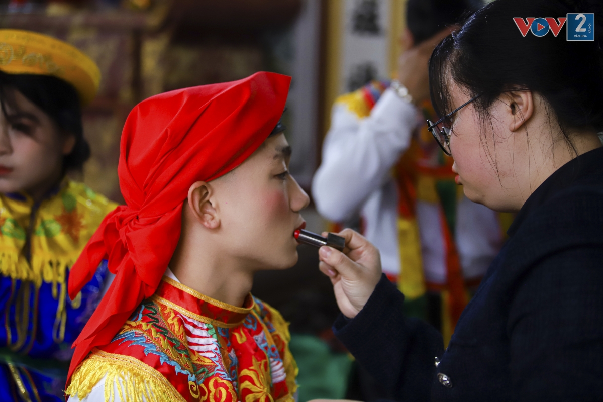 Ngay từ 13h, 18 thanh niên tham gia múa bồng sửa soạn, tô son phấn, xúng xính áo tứ thân, váy đụp, đeo bông tai, chít khăn mỏ quạ.