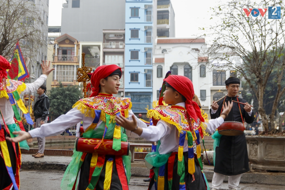 Năm nay, những măng non mới chỉ 12,13 tuổi lần dầu tiên được biểu diễn điệu múa “Con đĩ đánh bồng” trước sự trầm trồ của hàng trăm người dân thủ đô.