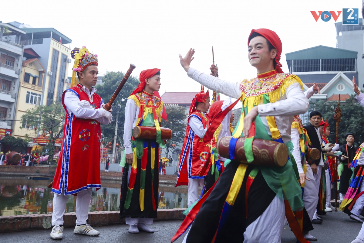 Điệu múa "Con đĩ đánh bồng" không chỉ mang tính giải trí mà còn là biểu tượng văn hóa sâu sắc. "Con đĩ đánh bồng" là một trong 10 điệu múa dân gian cổ truyền của đất Thăng Long.