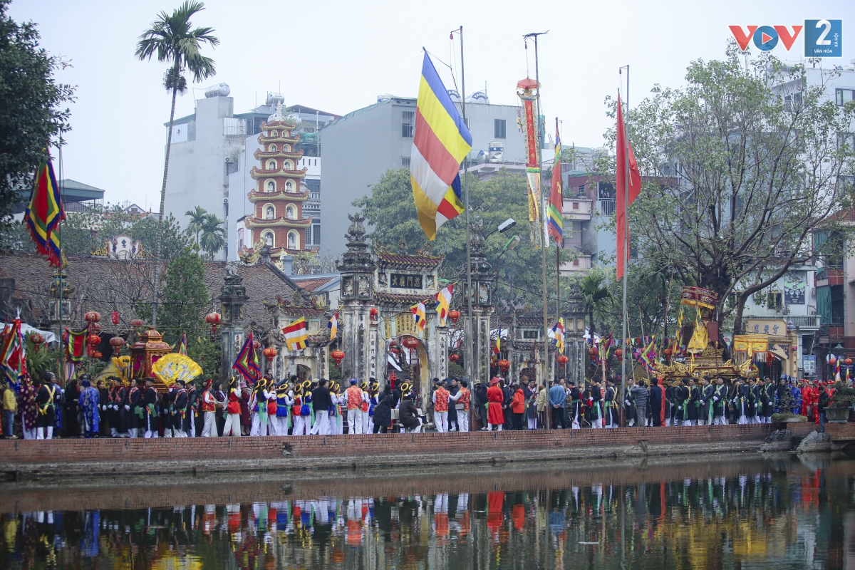 Chiều 6/2 (mùng 9 tháng Giêng), Lễ hội làng Triều Khúc (Hà Nội) thu hút đông đảo du khách tham dự.