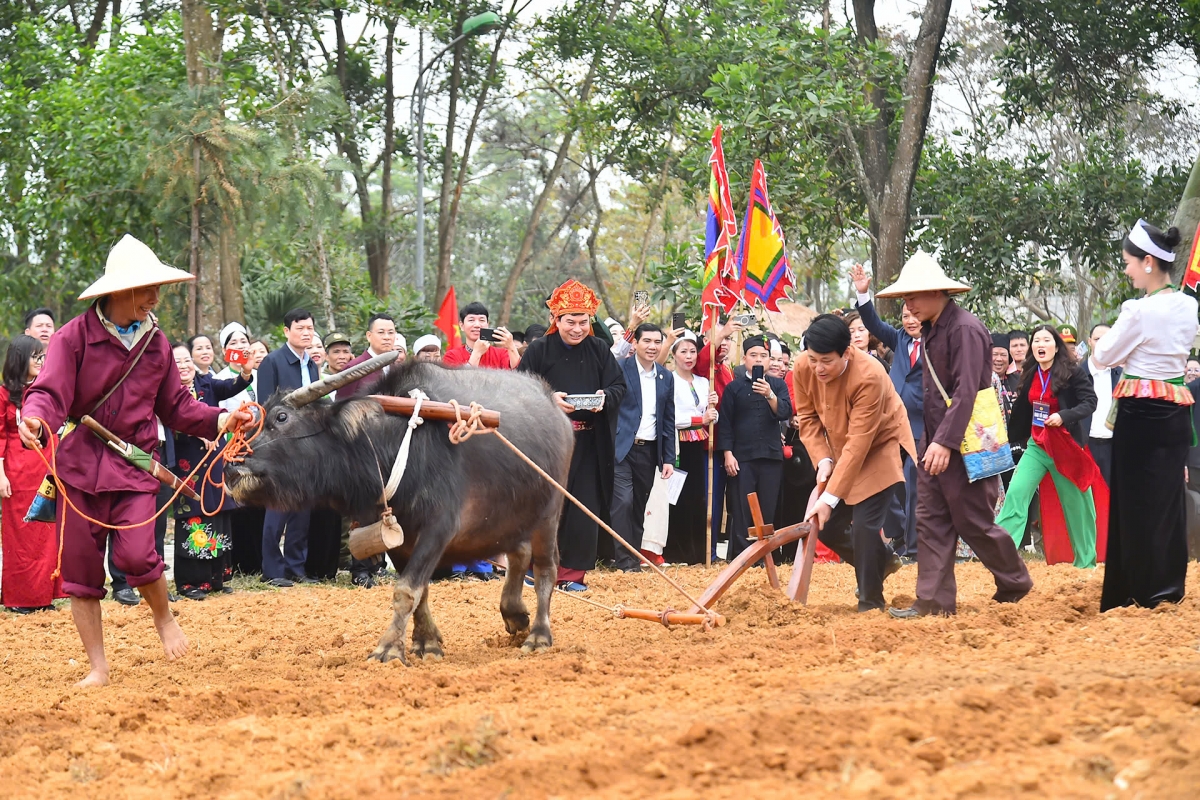 Chủ tịch nước Lương Cường thực hiện nghi thức mở xá cày đầu tiên trong lễ khai hạ của đồng bào Mường. Ảnh: Trung Hiếu