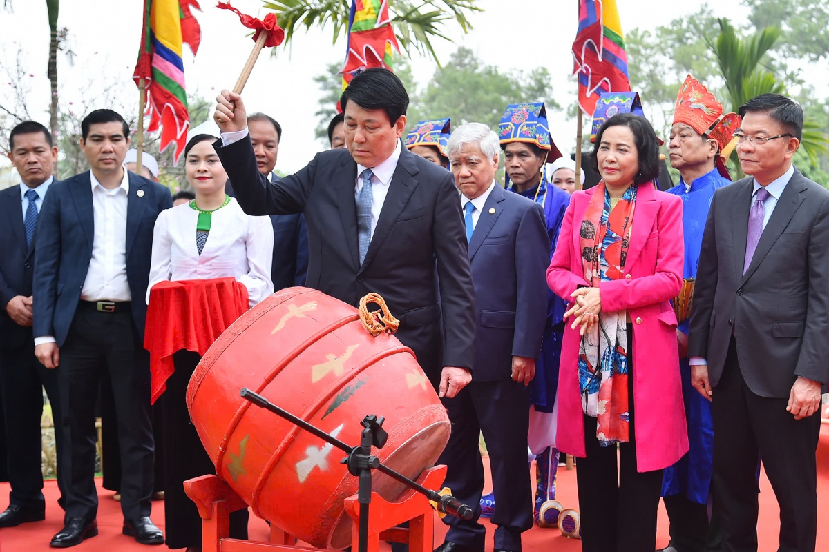 Chủ tịch nước Lương Cường tham gia nghi thức đánh trống khai hội. Ảnh: Trung Hiếu