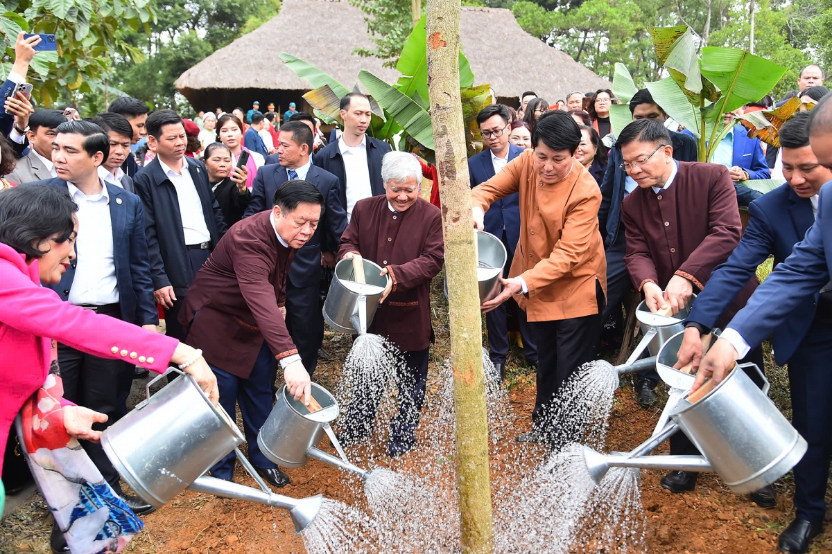 Tại "Ngày hội sắc xuân trên mọi miền Tổ Quốc" năm 2025 chủ tịch nước Lương Cường cùng các đại biểu hưởng ứng Tết trồng cây đời đời nhớ ơn Bác Hồ. Ảnh: Trung Hiếu