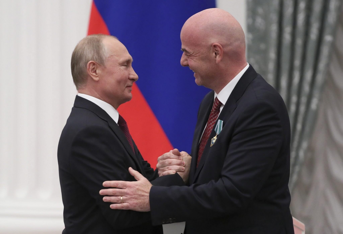 Tổng thống Putin cùng Chủ tịch FIFA Gianni Infantino "tay bắt mặt mừng" năm 2019.