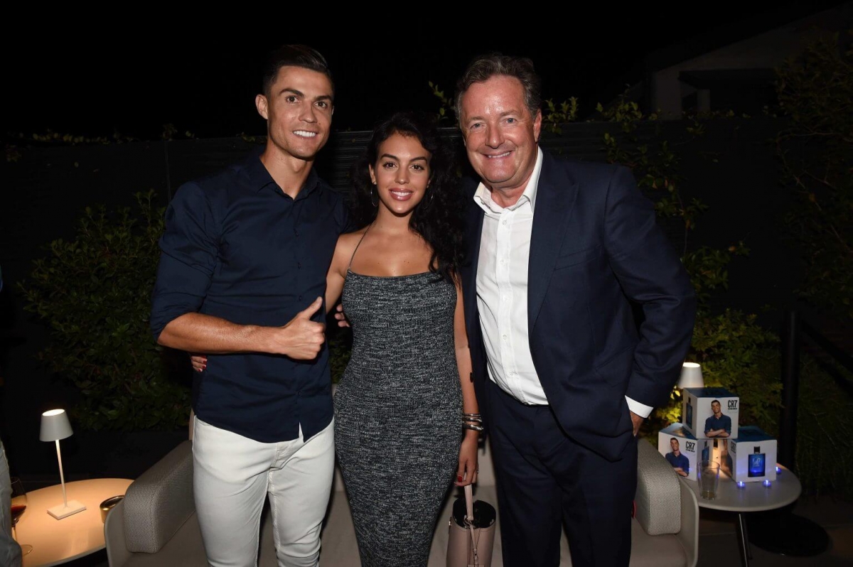 Ronaldo cùng vợ Georgina Rodriguez và người bạn, nhà báo, fan cuồng của... Arsenal - Piers Morgan.