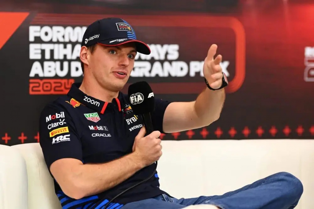 Max Verstappen của đội Oracle Red Bull Racing tham dự buổi họp báo dành cho các tay đua trong khuôn khổ hoạt động chuẩn bị trước chặng đua F1 Grand Prix Abu Dhabi tại đường đua Yas Marina vào ngày 5 tháng 12 năm 2024 tại Abu Dhabi, Các Tiểu vương quốc Ả Rập Thống nhất.