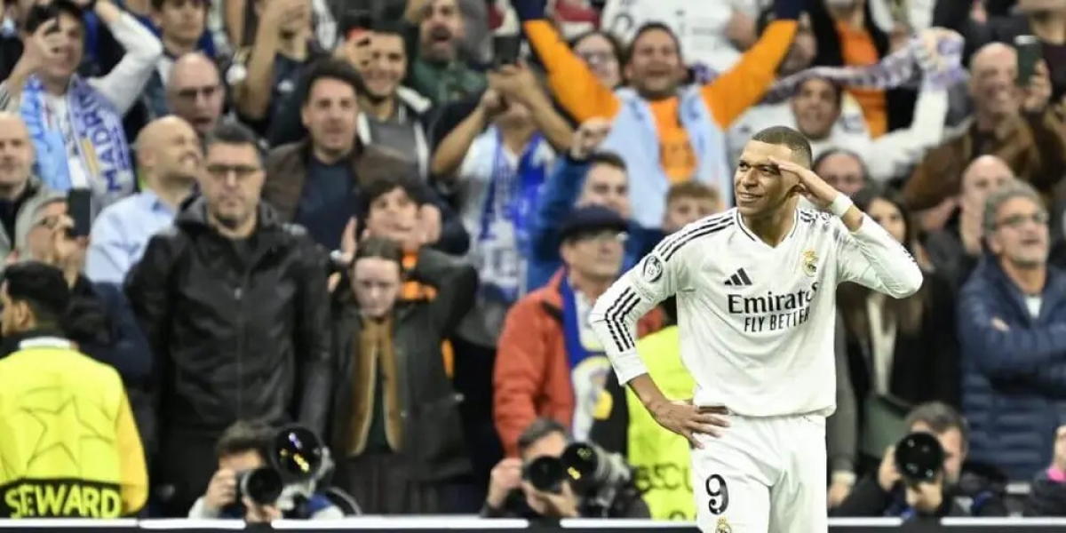 Kylian Mbappe của Real Madrid ăn mừng sau khi ghi bàn trong trận đấu vòng play-off lượt về Champions League giữa Real Madrid và Manchester City tại sân vận động Santiago Bernabeu.