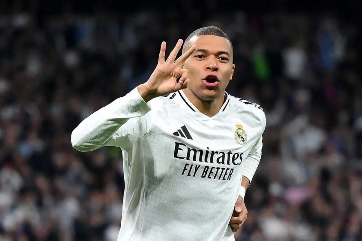 Kylian Mbappe của Real Madrid ăn mừng bàn thắng thứ ba và hoàn tất cú hat-trick cùng đồng đội Jude Bellingham trong trận đấu lượt về vòng play-off Champions League 2024/25 giữa Real Madrid C.F. và Manchester City tại sân vận động Santiago Bernabe.