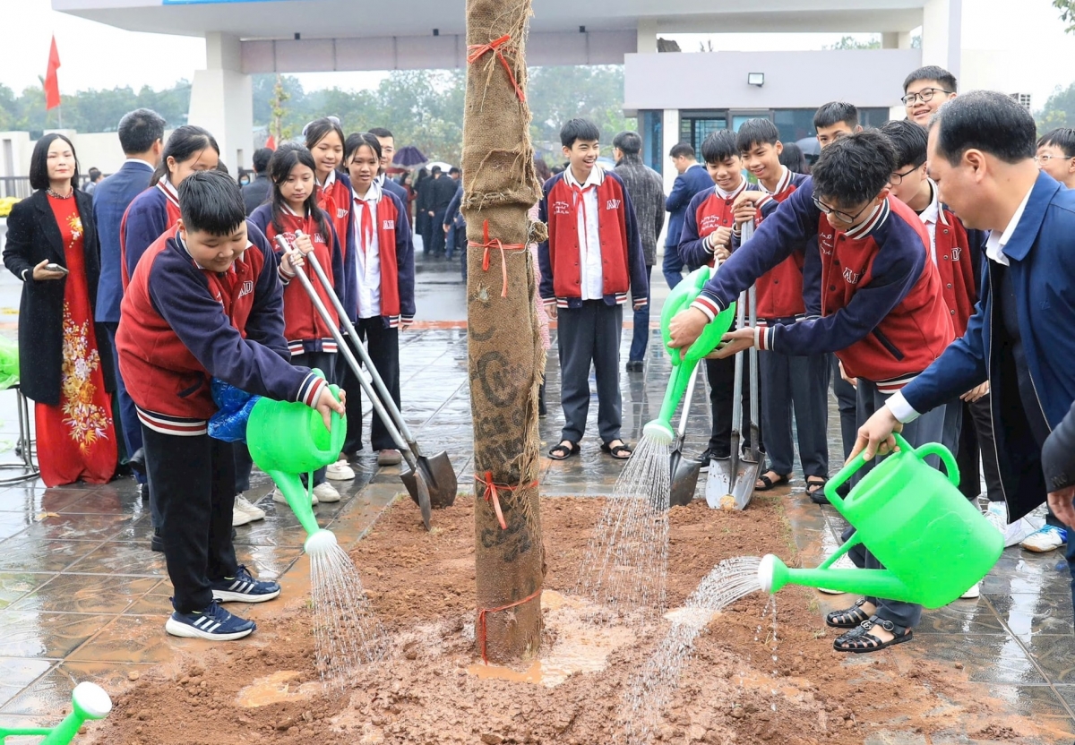  Học sinh Trường THCS An Dương Vương tham gia trồng cây (Ảnh: Quang Thái)