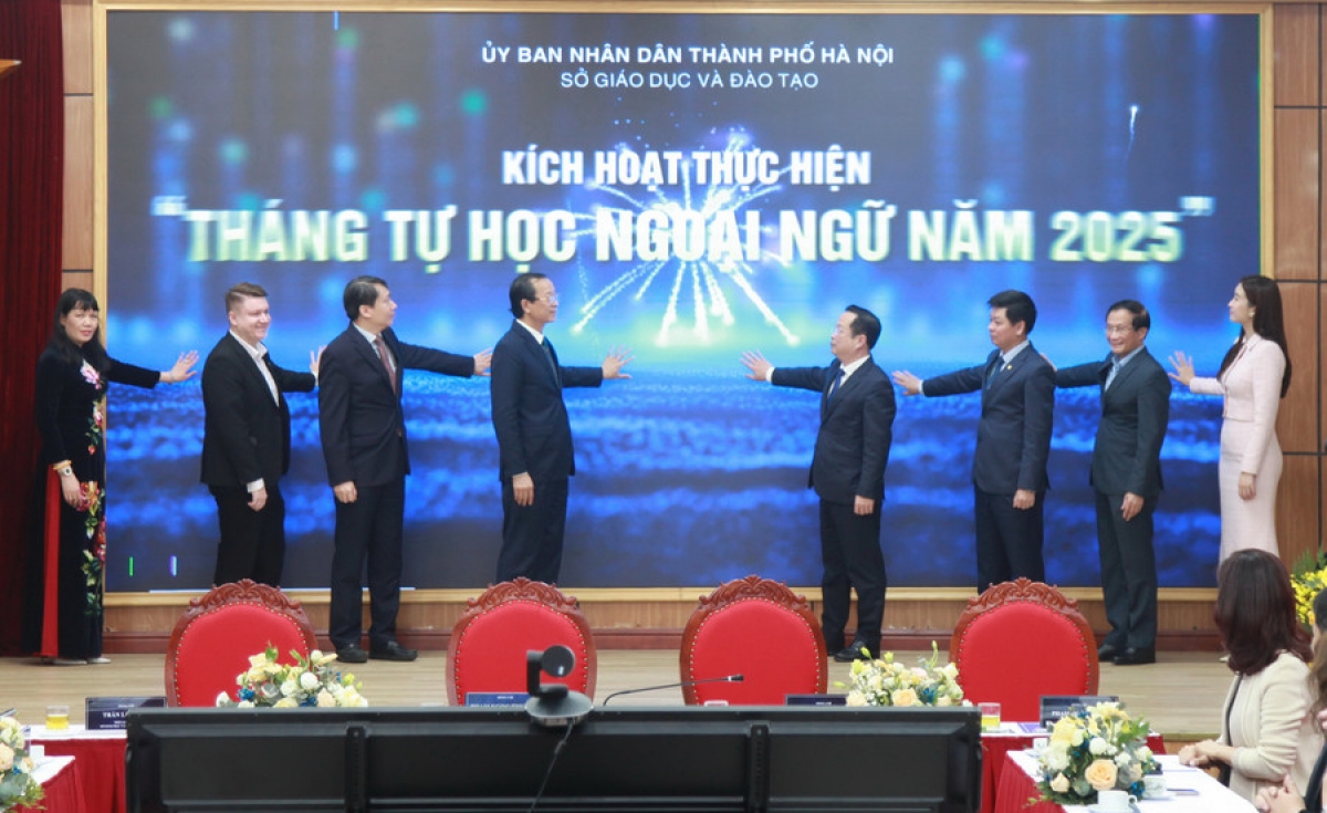 Các đại biểu thực hiện nghi thức kích hoạt Tháng tự học ngoại ngữ năm 2025
