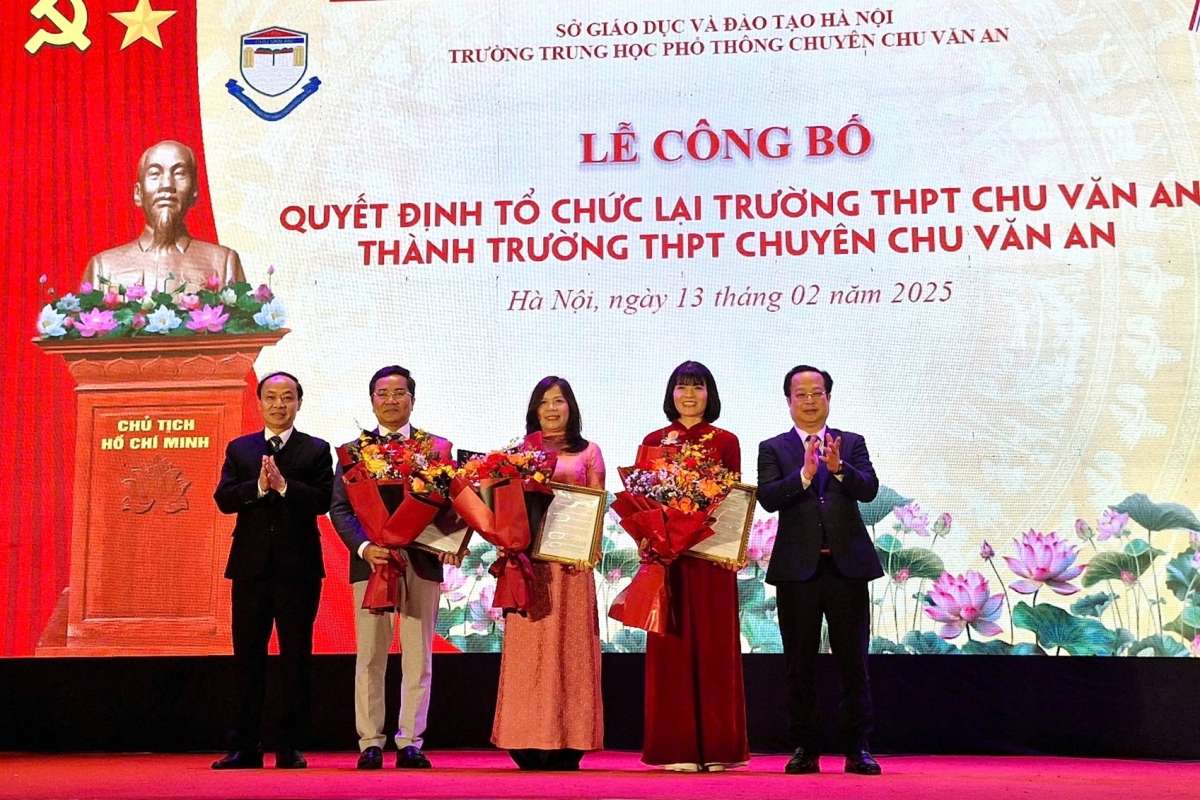 Ông Trần Thế Cương (phải) trao các quyết định bổ nhiệm hiệu trưởng, phó hiệu trưởng Trường THPT chuyên Chu Văn An.