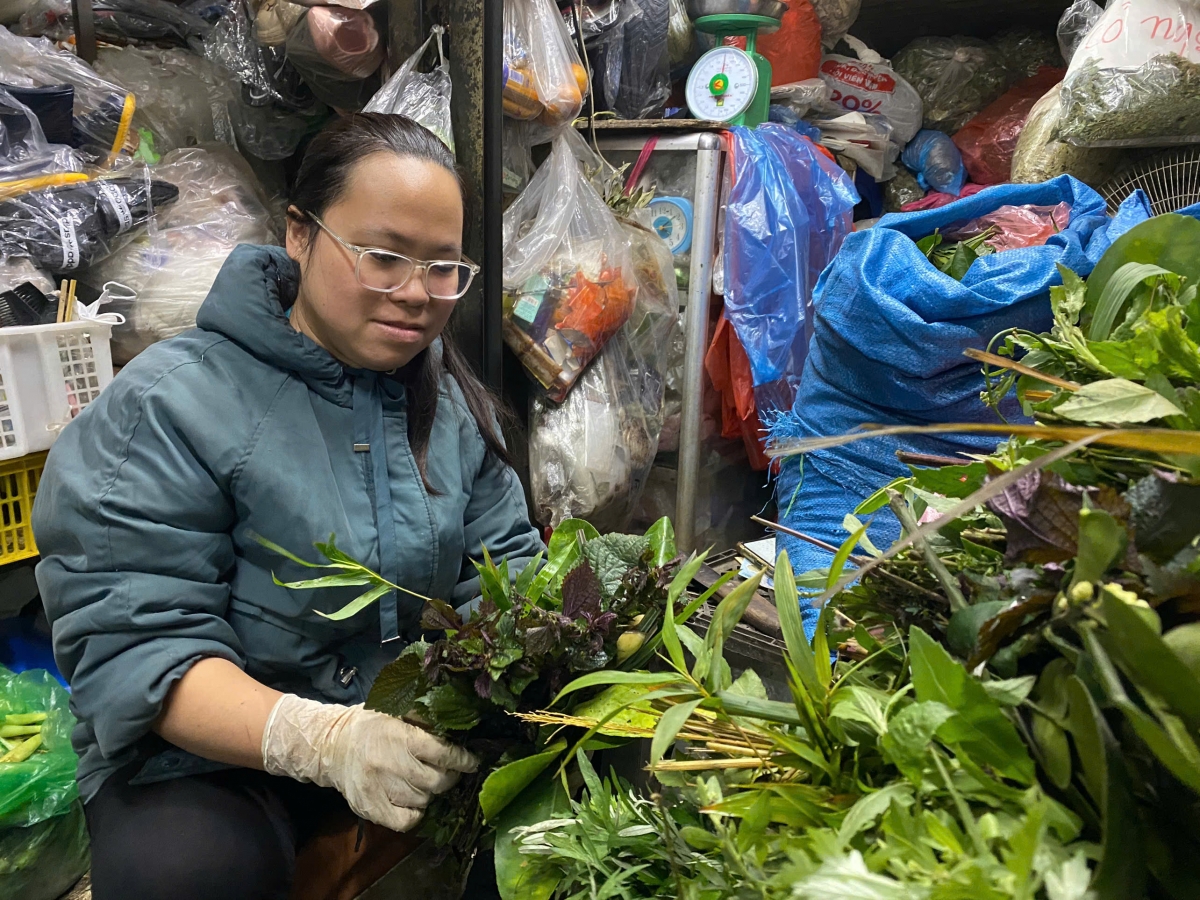 Hoàng Ngọc Anh, thế hệ thứ 4 trong một gia đình ở làng Đại Yên (nay thuộc phường Ngọc Hà, quận Ba Đình, Hà Nội) tiếp tục giữ nghề thuốc lá nam ở khu chợ Nguyễn Công Trứ, quận Hai Bà Trưng, Hà Nội.