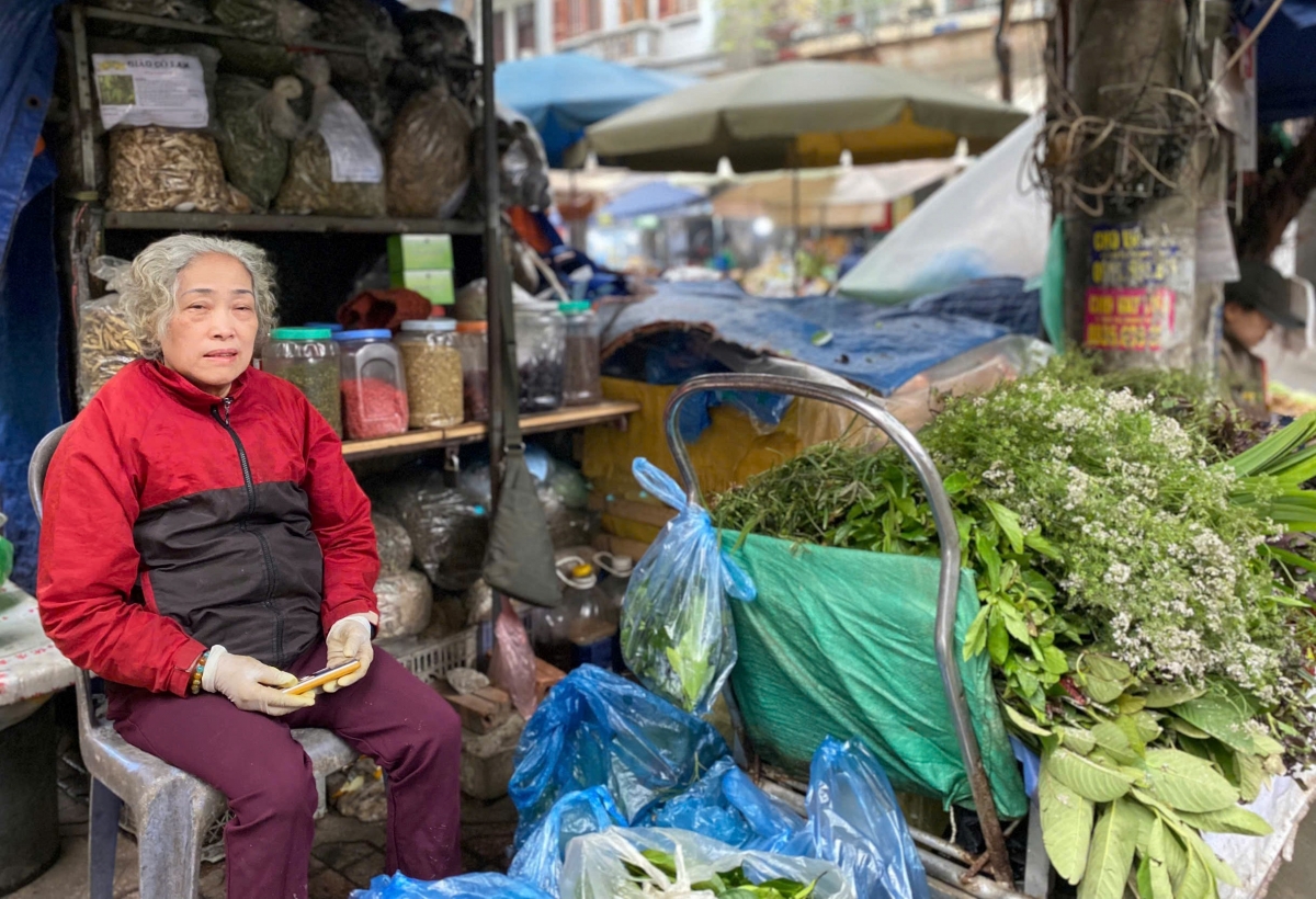 Bác Hoàng Thị Gia, thế hệ thứ 3 kế nghiệp thuốc lá nam của làng Đại Yên, nay thuộc phường Ngọc Hà, quận Ba Đình, Hà Nội.