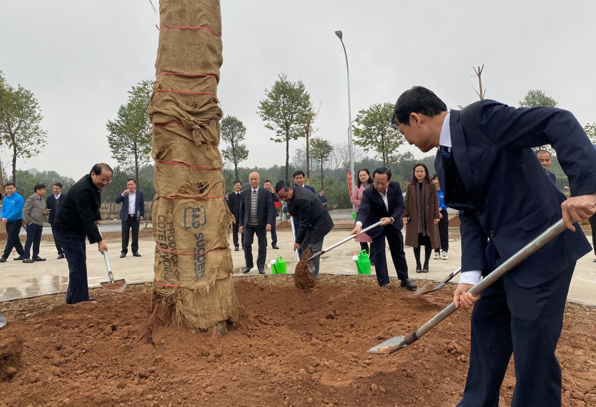 Lãnh đạo thành phố Hà Nội, ngành GD-ĐT tham gia trồng cây tại Lễ phát động.