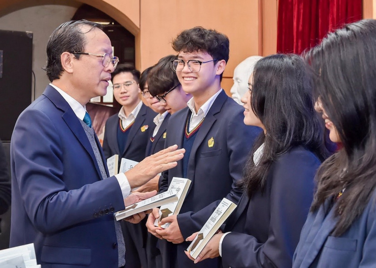Thứ trưởng Phạm Ngọc Thưởng tặng sách "Học tập suốt đời" cho các em học sinh