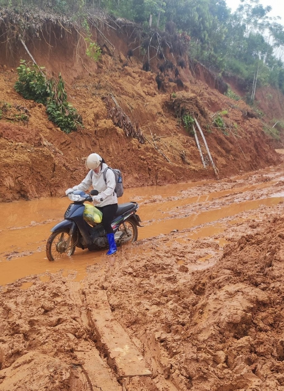 Đường vào trạm ngập trong bùn đất