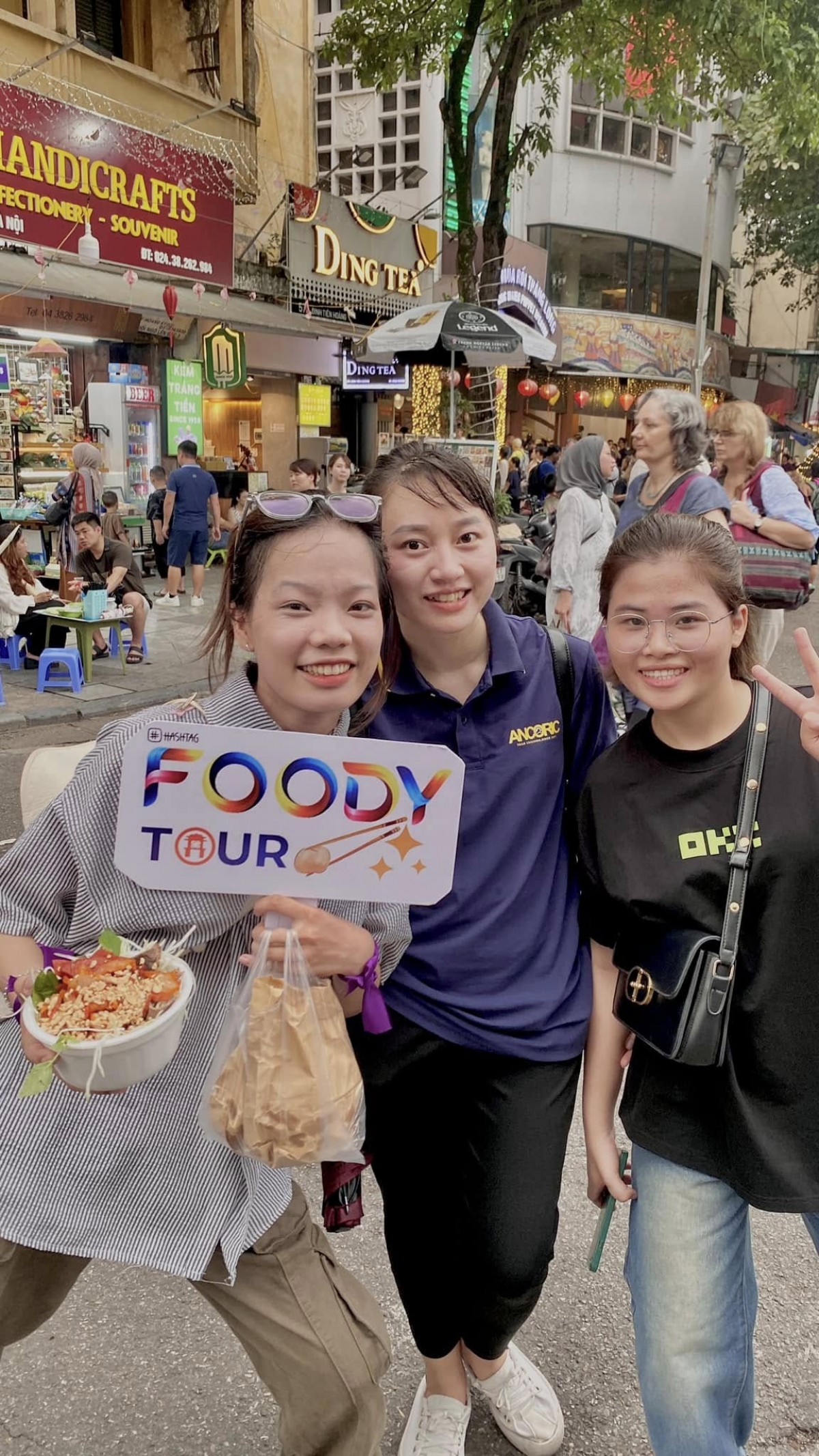 Ngoài những di tích lịch sử nổi tiếng, tour du lịch này cũng cho du khách khám phá thêm về lịch sử, các quán ăn truyền thống, nổi tiếng khu vực phố cổ Hà Nội 