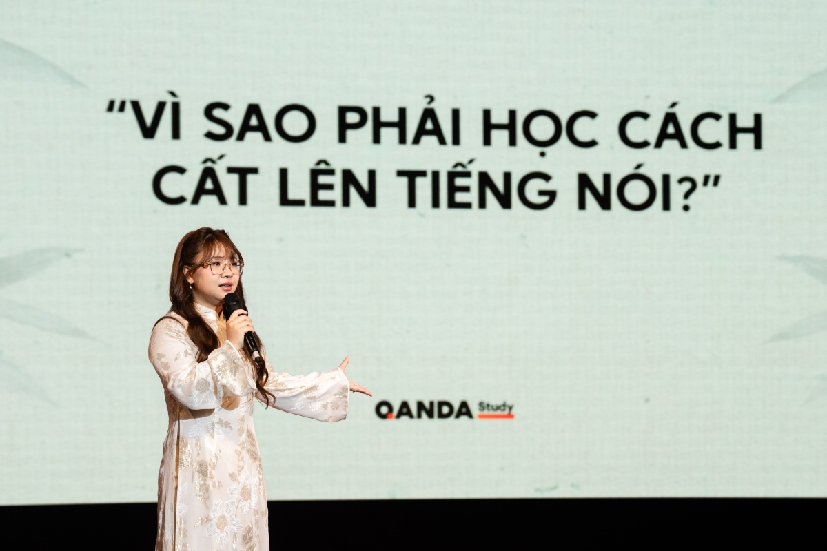 Cô giáo Ngữ Văn Sương Mai kết thúc giờ dạy bằng "bài hát" cho cùng lúc hơn 800 người tham gia diễn xướng 