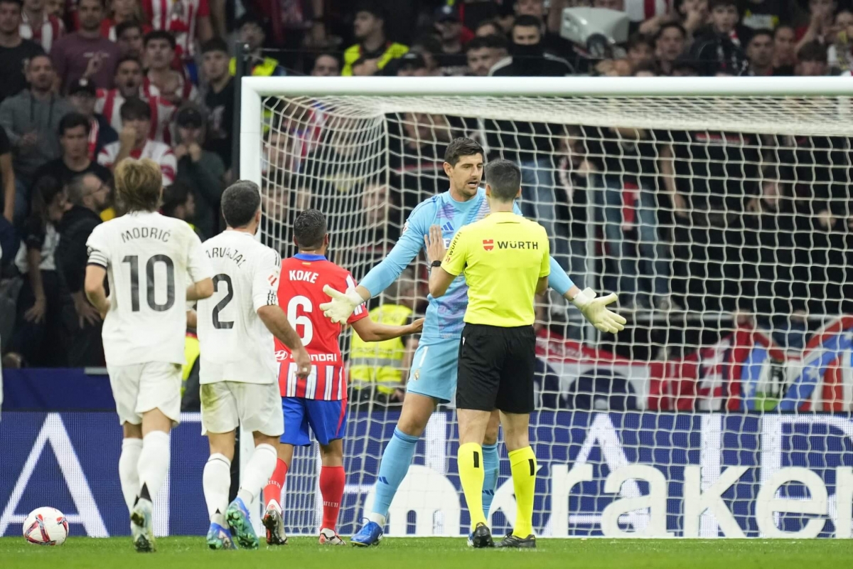 Courtois phàn nàn với trọng tài về những vật thể mà CĐV Atletico ném vào anh.