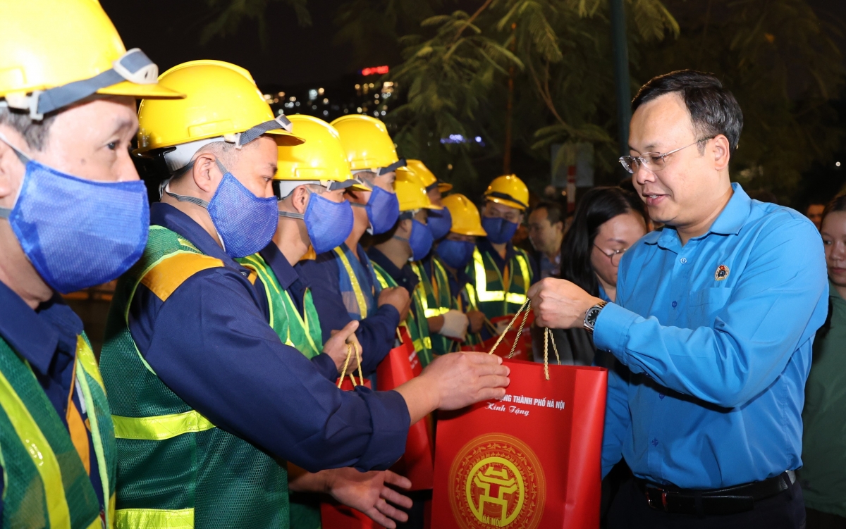 Chủ tịch LĐLĐ Hà Nội tặng quà công nhân nạo vét sông Tô Lịch