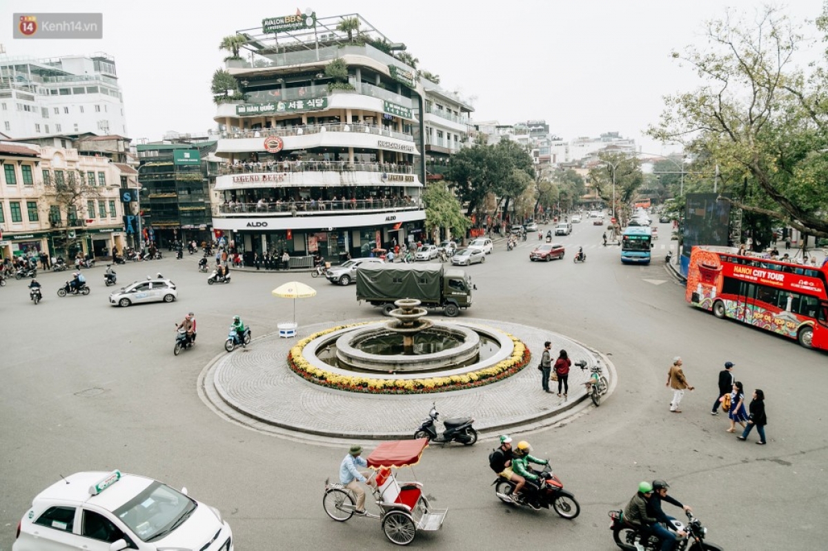 Không gian bao gồm Quảng trường Đông Kinh Nghĩa Thục, tòa nhà Hàm cá mập và một phần hồ Hoàn Kiếm (Ảnh: Hồng Vĩnh)