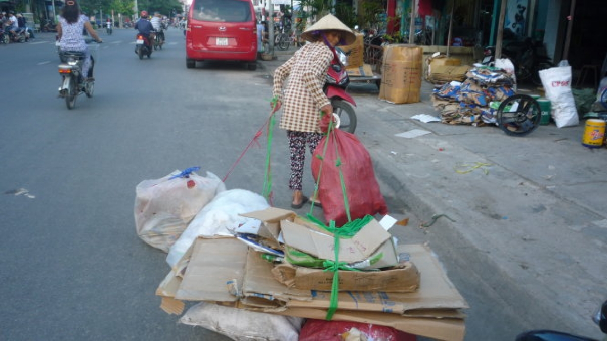 Một số người già chọn việc thu lượm phế liệu để có thu nhập sống qua ngày (Ảnh KT)