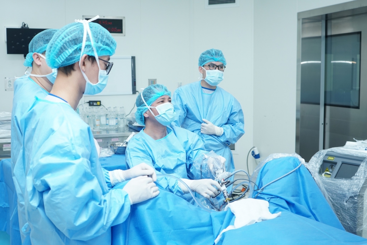 Các BS Bệnh viện E thực hiện phẫu thuật bằng liệu pháp vi nhiệt tạo hơi nước
Ảnh: BV cung cấp
