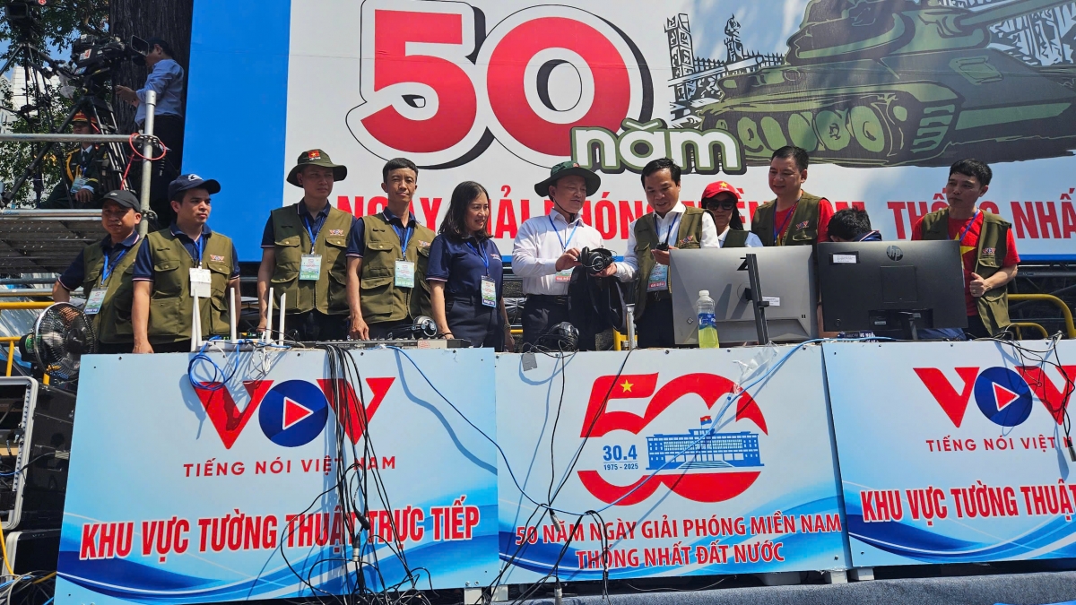 Đồng chí Đỗ Tiến Sỹ, Ủy viên Trung ương Đảng, Tổng Giám đốc Đài Tiếng nói Việt Nam trực tiếp kiểm tra và động viên cán bộ, nhân viên của VOV tại khu vực tường thuật đại lễ ở điểm cầu TP.HCM.