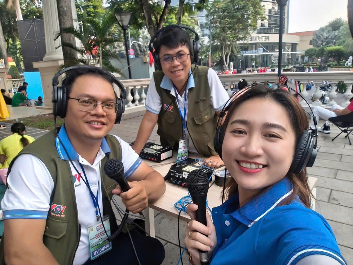 Một điểm cầu tại hiện trường với sự tham gia của các phóng viên cơ quan thường trú VOV - TP.HCM