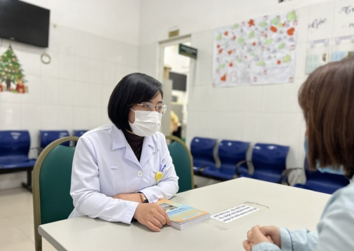BS Trịnh Thị Vân Anh thăm khám cho 1 bệnh nhân bị stress do công việc. Ảnh: BSCC