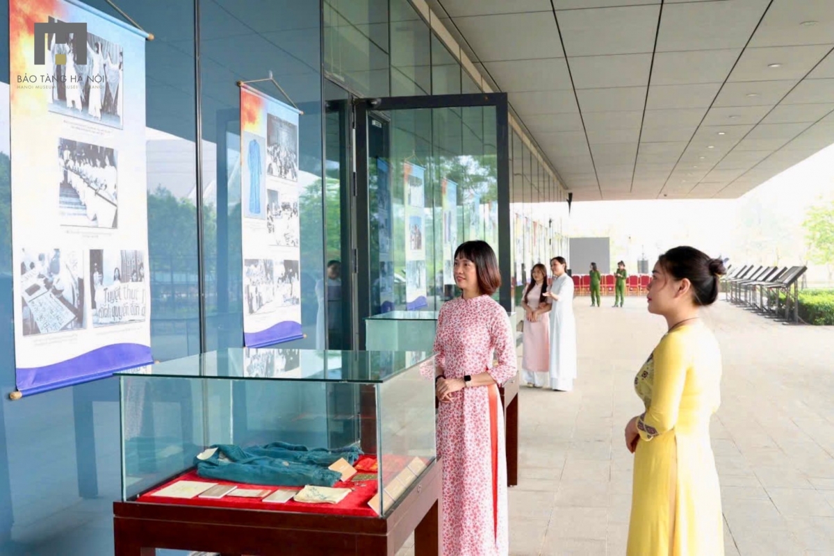 Những hình ảnh, hiện vật quý về áo dài đồng hành cùng phụ nữ Việt Nam trong chiến đấu hay trong các diễn đàn, hội nghị quốc tế được trưng bày tại Bảo tàng Hà Nội.