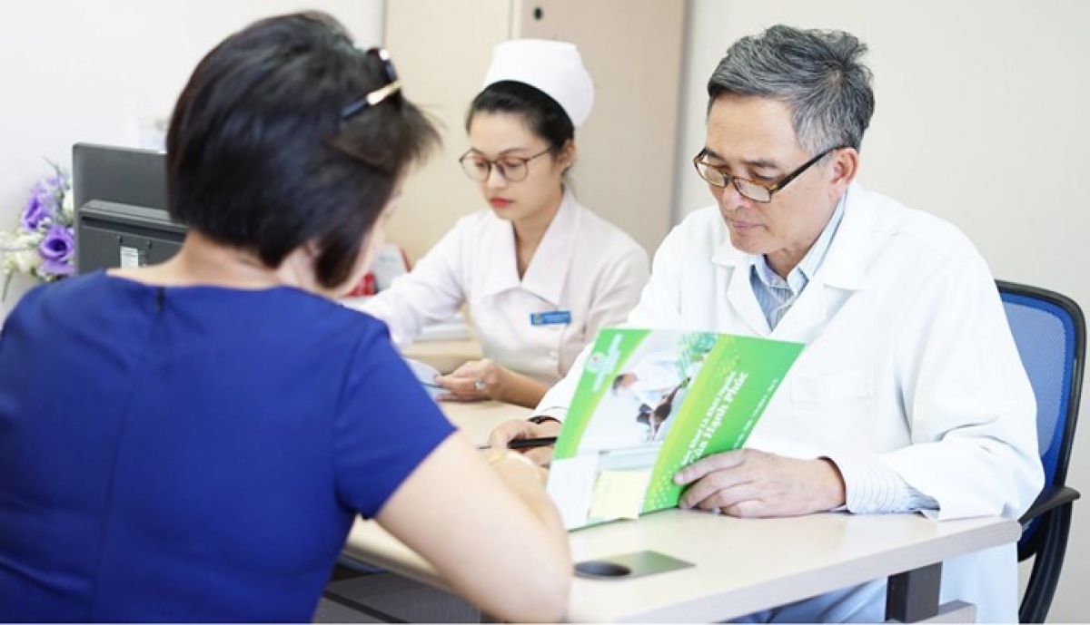 GS.TS.BS Đào Văn Long đang khám và tư vấn cho bệnh nhân. Ảnh: NVCC