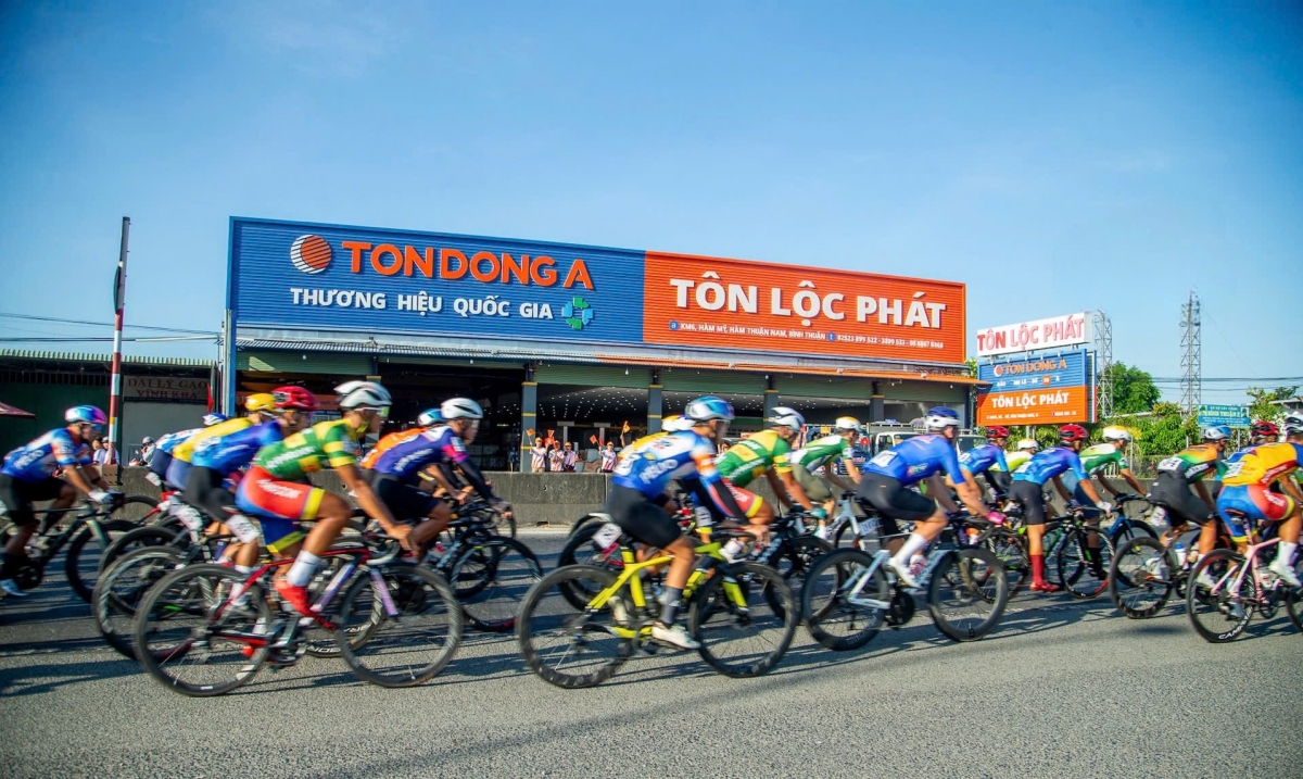 Các tay đua tranh tài ở chặng 19 có lộ trình gần 180km (ảnh: BTC)