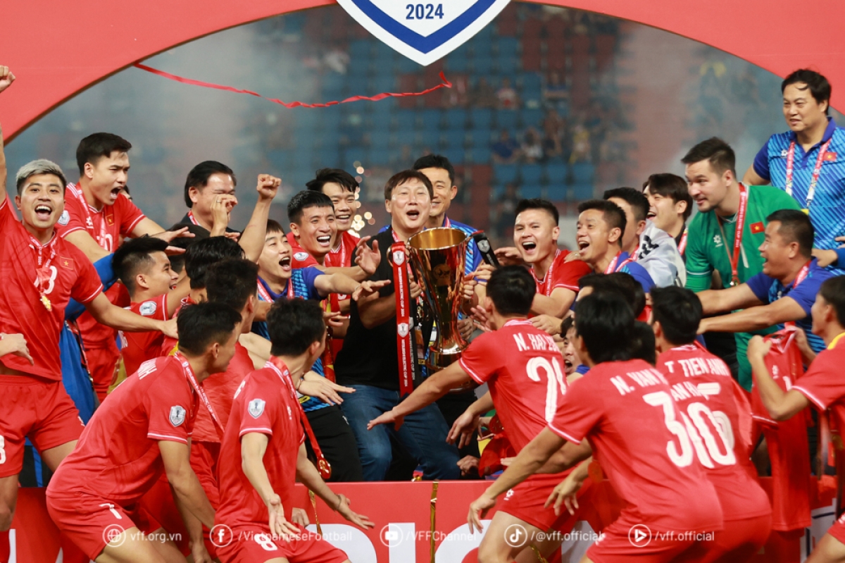 HLV Kim Sang-sik được chọn dẫn dắt ASEAN All-Stars sau khi cùng tuyển Việt Nam vô địch ASEAN Cup 2024 (Ảnh: VFF)