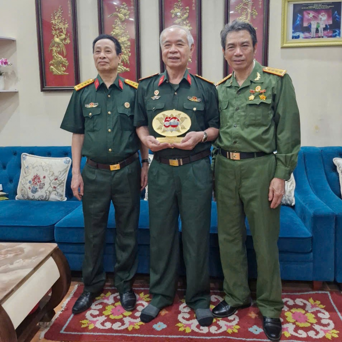 Ông Nguyễn Gia Vừa (giữa) cùng các đồng đội. (Ảnh NVCC)