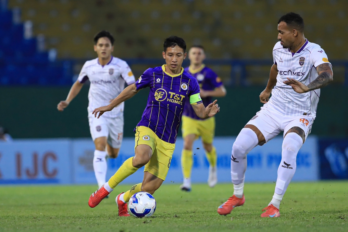 Hà Nội FC đẩy cao đội hình tấn công ngay sau tiếng còi khai cuộc (Ảnh: Minh Dân)