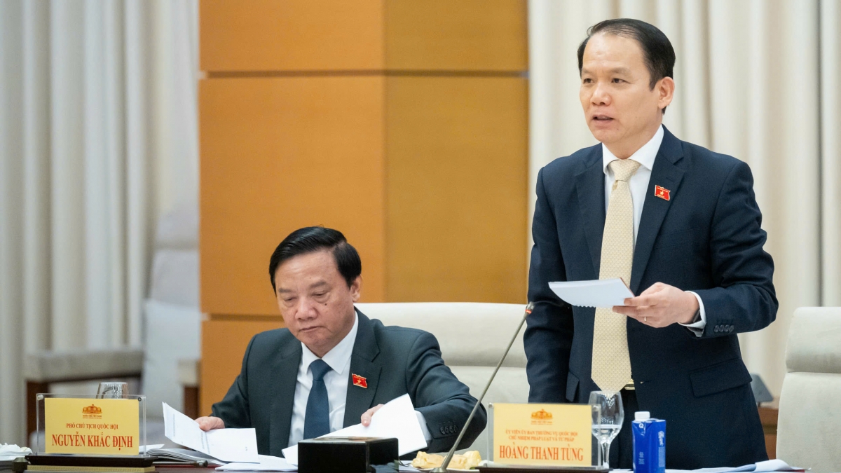Chủ nhiệm Ủy ban Pháp luật và Tư pháp của Quốc hội Hoàng Thanh Tùng trình bày tóm tắt dự thảo Tờ trình Quốc hội, kế hoạch lấy ý kiến Nhân dân, quy chế hoạt động và kế hoạch làm việc của Ủy ban. Ảnh: quochoi.vn