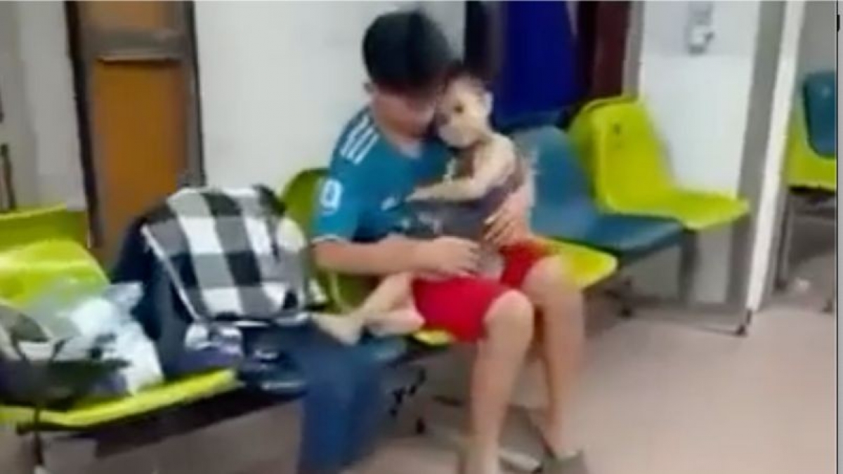 Hình ảnh bé M.T.A lúc chưa được BV tiếp nhận cấp cứu (ảnh cắt từ clip)