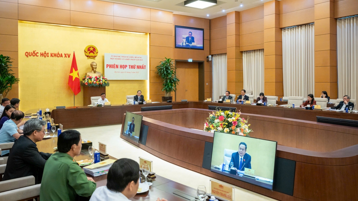 Chủ tịch Quốc hội Trần Thanh Mẫn - Chủ tịch Ủy ban dự thảo sửa đổi, bổ sung một số điều của Hiến pháp năm 2013 – chủ trì Phiên họp thứ nhất của Ủy ban. Ảnh: quochoi.vn