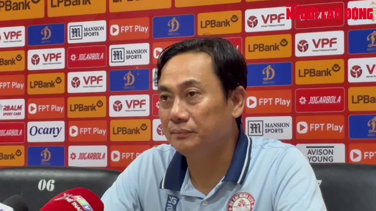 HLV Phùng Thanh Phương khẳng định quyết tâm cùng CLB TPHCM trụ hạng an toàn tại V- League mùa này. Ảnh VPF