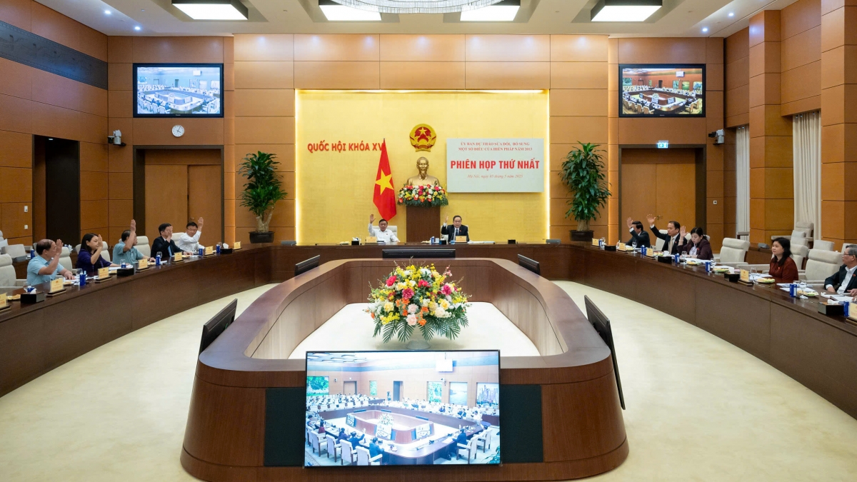 Thành viên Ủy ban quyết thông qua các văn bản quan trọng. Ảnh: quochoi.vn