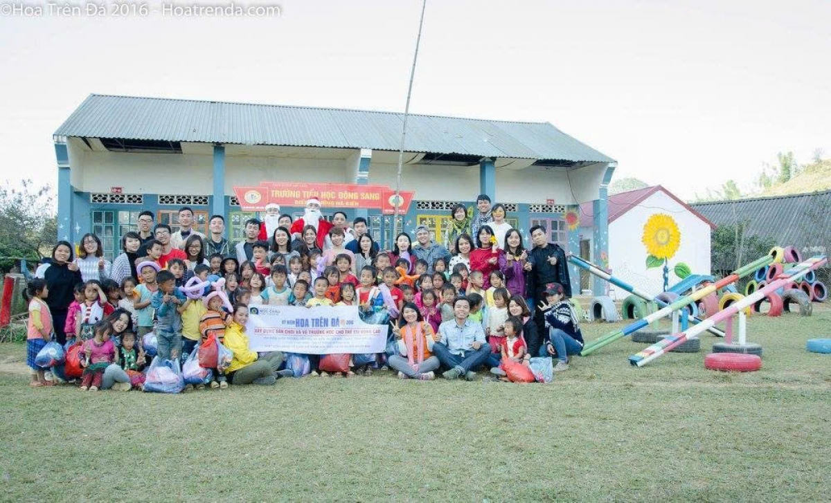 Trong mỗi chuyến du lịch, Blogger Trần Việt Anh cùng quỹ dự án làm sân chơi tái chế và vẽ trường học ở vùng cao ở bản Pa Phách, Mộc Châu. (Ảnh nhân vật cung cấp)