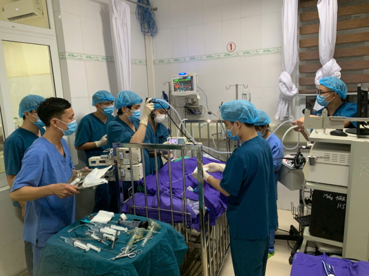 Tập thể BS Bệnh viện Sản nhi Quảng Ninh nỗ lực cứu sống cháu bé. Ảnh: BVCC