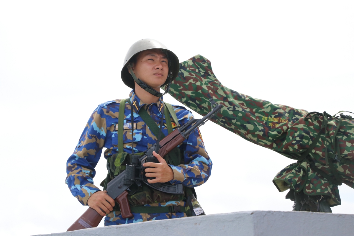 Mặc cho "nắng bỏng da, mưa rát mặt" những người lính trẻ ở Trường Sa vẫn hiên ngang giữa trời
canh gác nơi đảo xa (Ảnh: P/V)