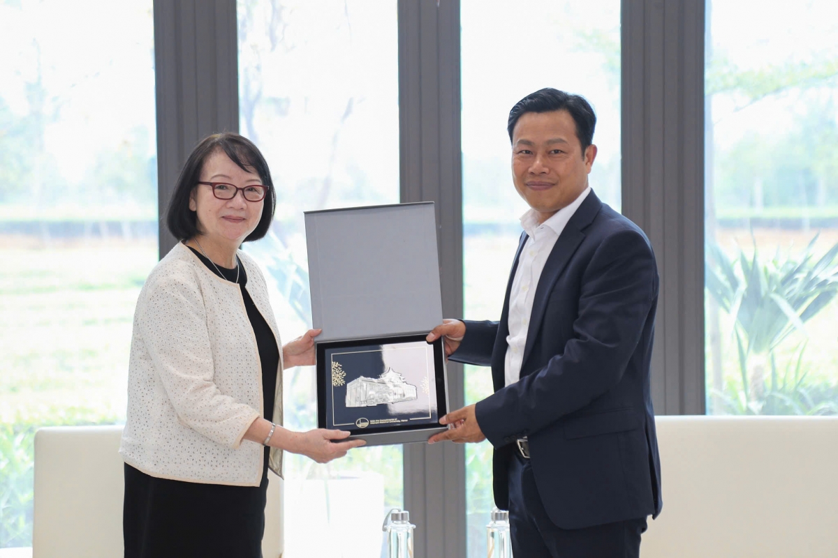 Giám đốc Đại học Quốc gia Hà Nội Lê Quân trao Quyết định bổ nhiệm bà Nguyễn Bích Yến làm Chủ tịch danh dự Viện Bán dẫn và Vật liệu tiên tiến (Ảnh VNU)