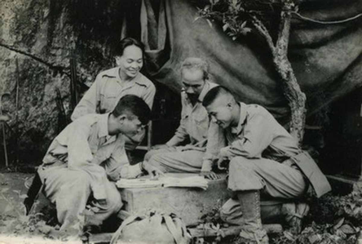 Chủ tịch Hồ Chí Minh cùng Đại tướng Võ Nguyên Giáp ở ATK Định Hóa, năm 1950.
Ảnh: Internet