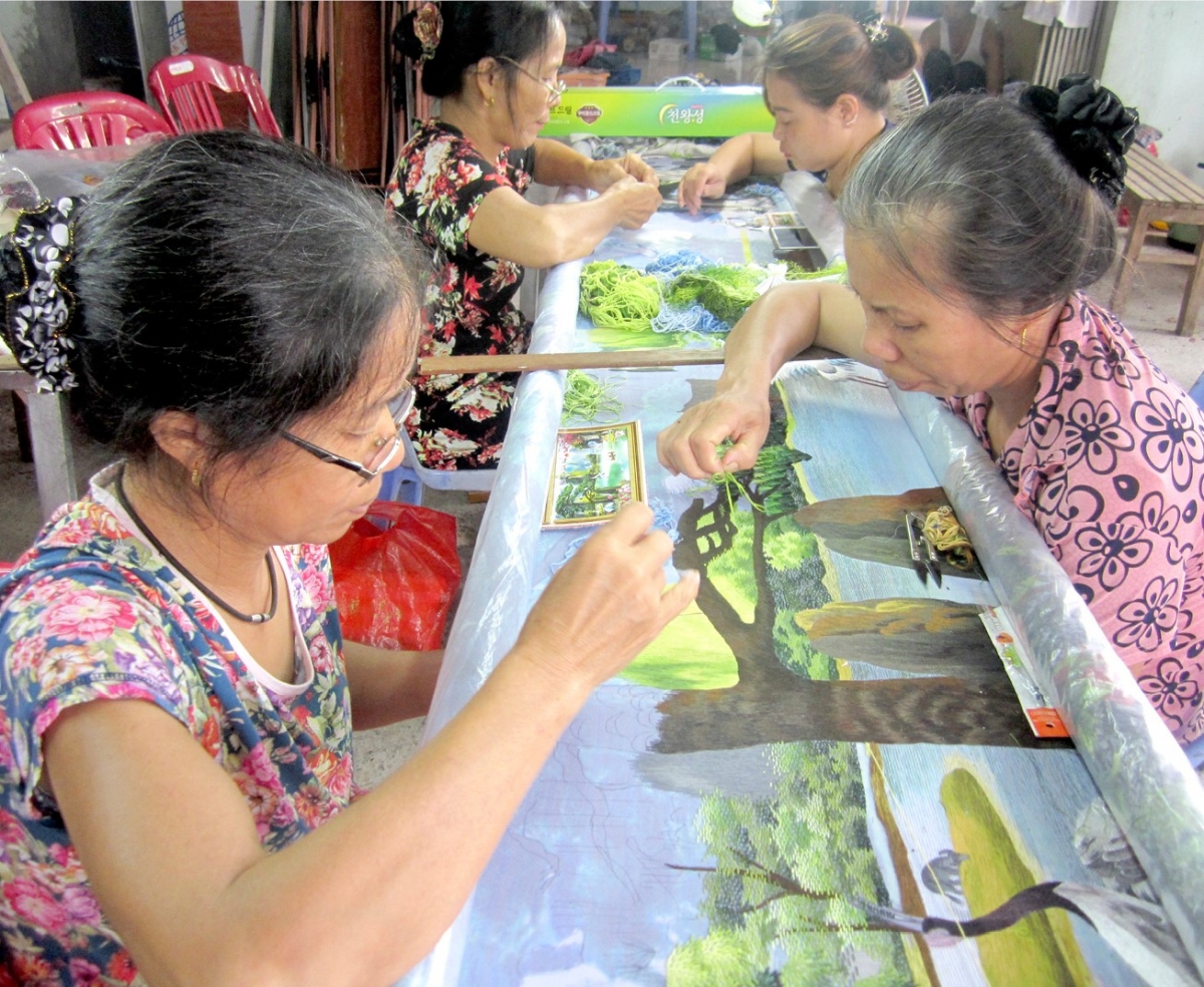 Những người thợ thêu cần mẫn tạo ra bức tranh phong cảnh rất đẹp
