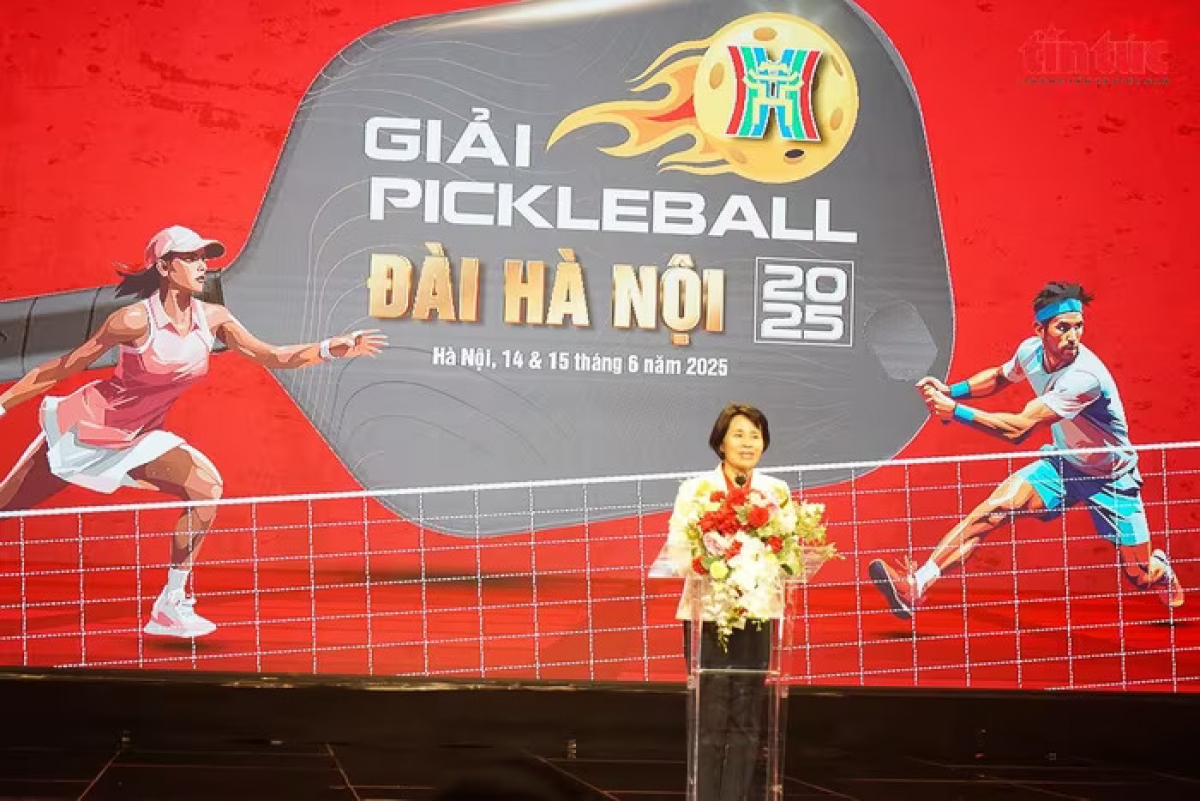 Bà Lê Thị Hoàng Yến, Phó Cục trưởng Cục TDTT Việt Nam, mong muốn phong trào chơi pickleball tại Việt Nam sẽ phát triển mạnh mẽ và rộng khắp như môn marathon và bơi lội. Ảnh HTV