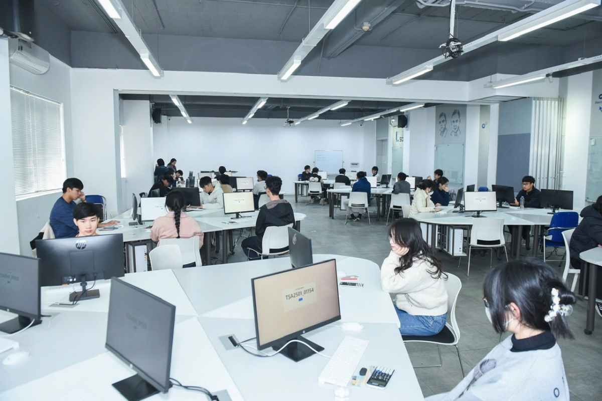 Thí sinh tham dự kỳ thi TSA năm 2025 do ĐH Bách khoa Hà Nội tổ chức